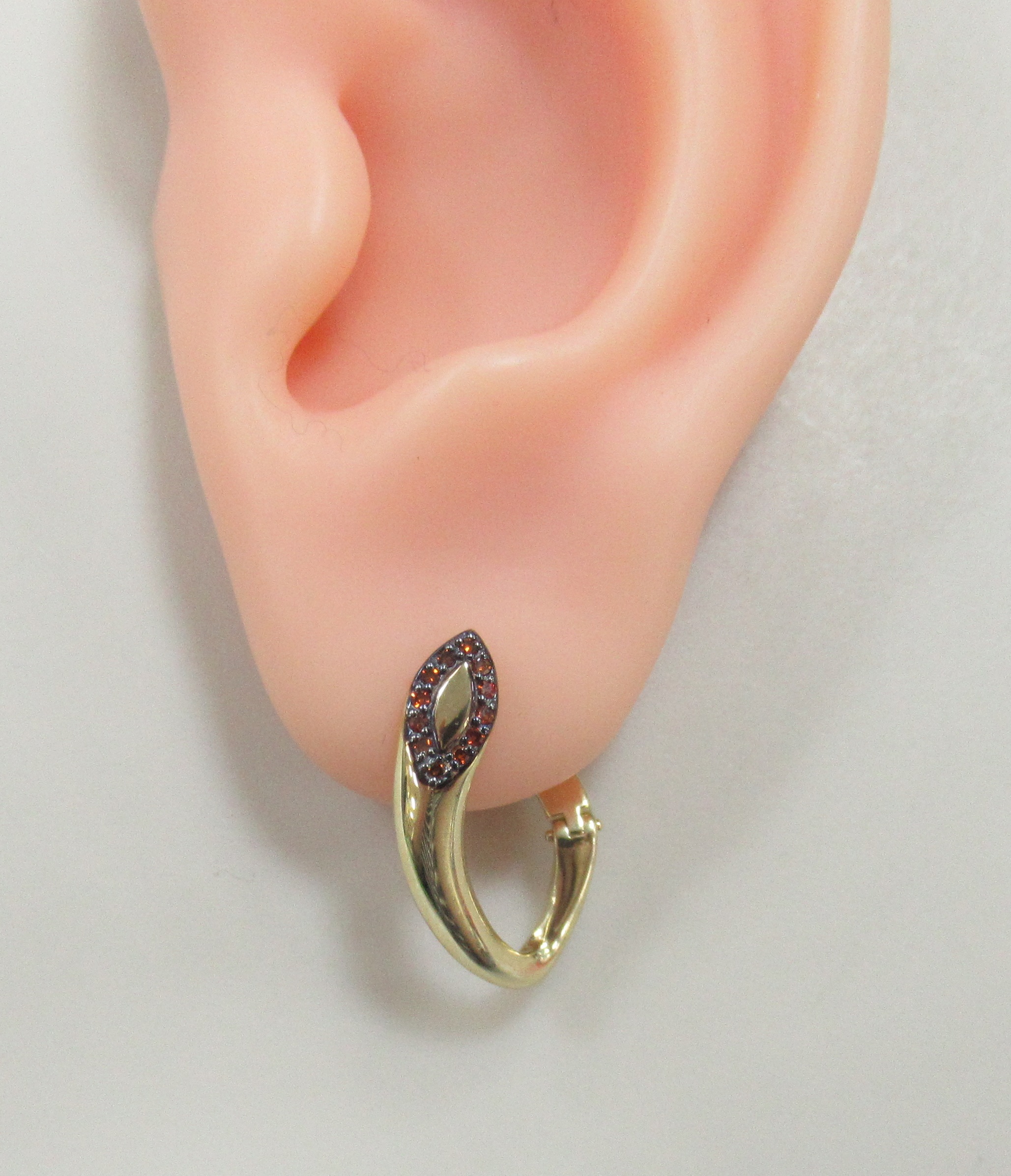 Серьги из желтого золота с оранжевыми бриллиантами